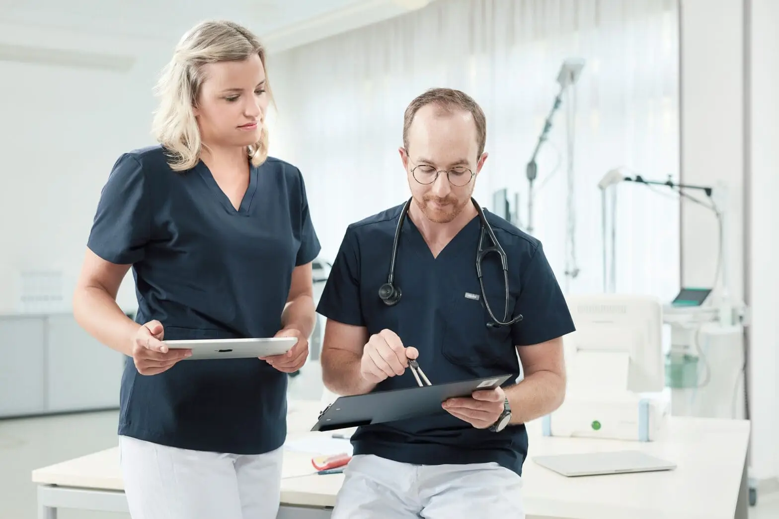 Sie sehen Dr. Jakob Ebner und Stefanie Ebner in einer Teambesprechung