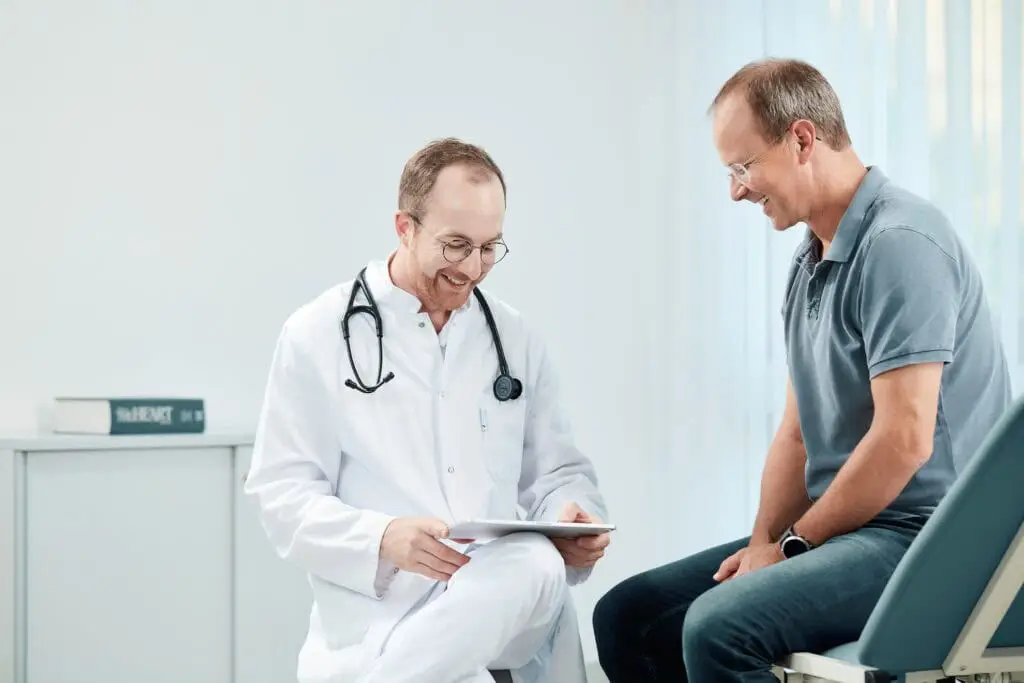 Sie sehen, Dr. Jakob Ebner in einem kardiologischen Beratungsgespräch