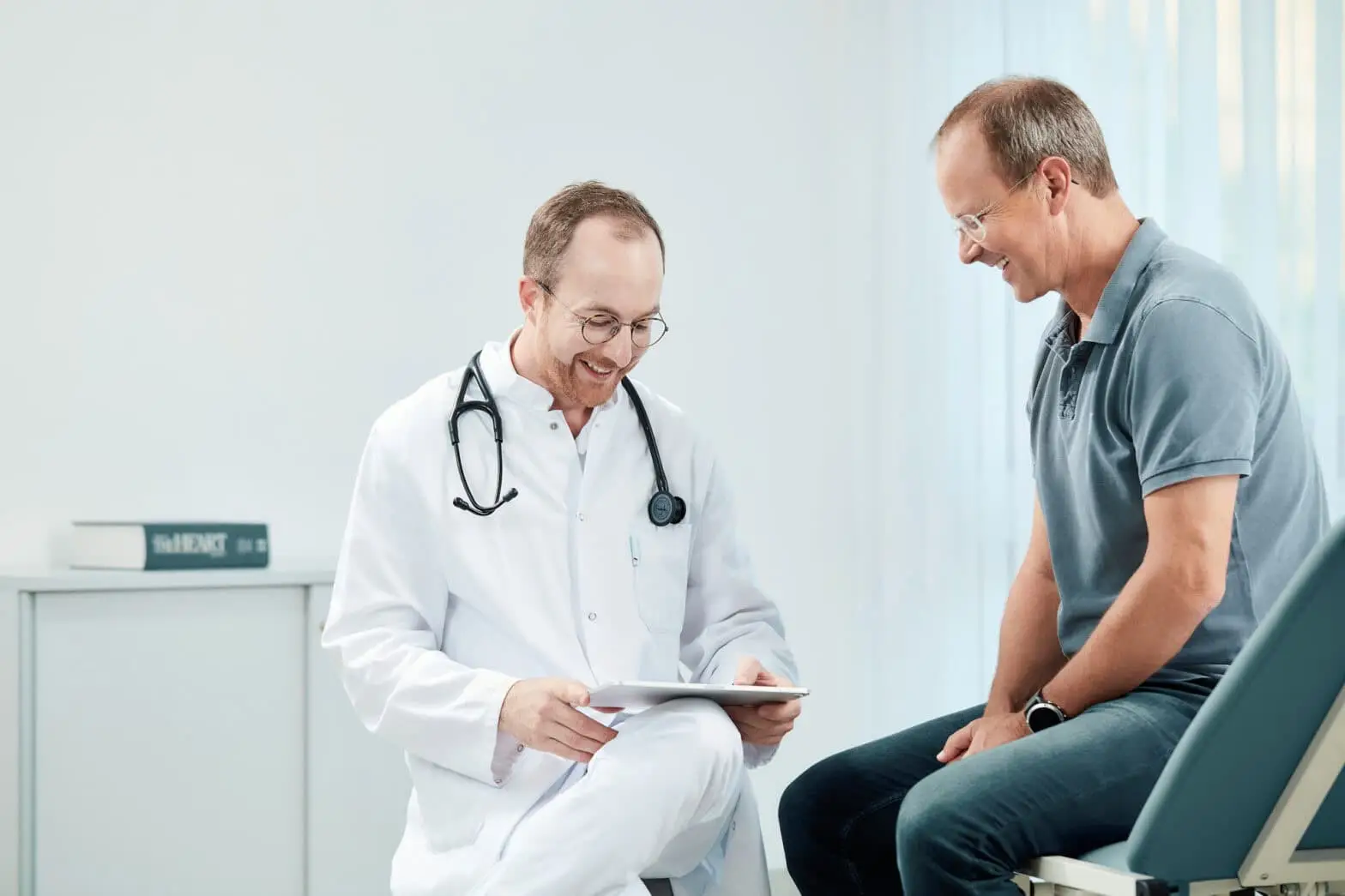 Sie sehen, Dr. Jakob Ebner in einem kardiologischen Beratungsgespräch