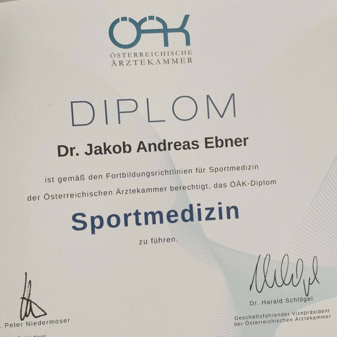 Sie sehen das Sportmedizin Diplom von Dr. Jakob Ebner
