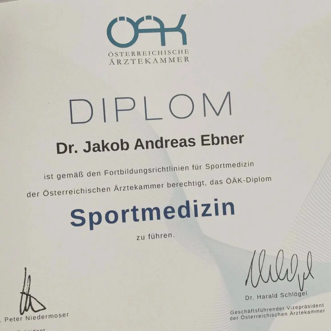 Sie sehen das Sportmedizin Diplom von Dr. Jakob Ebner