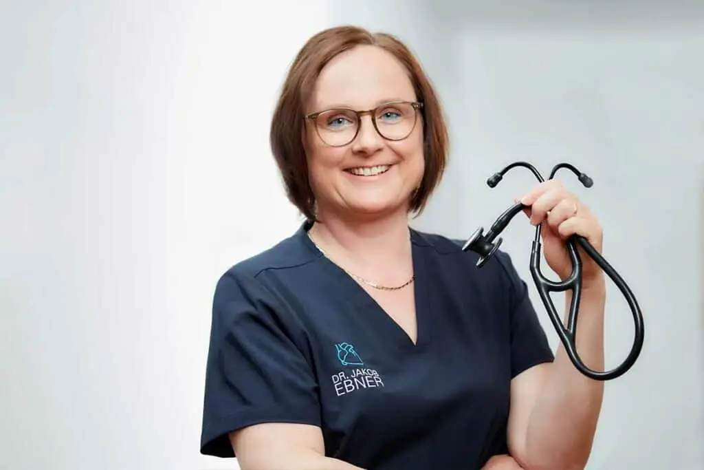 Sie sehen ein Teammitglied von Dr. Jakob Ebner, Frau DGKP Beate Bernögger, Gesundheits- und Krankenpflegerin