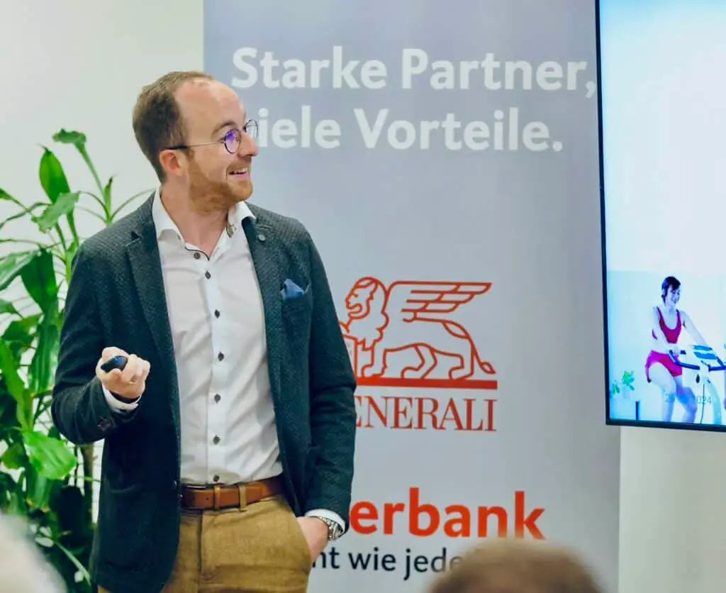 Bild von Dr. Ebner beim Vortragen.