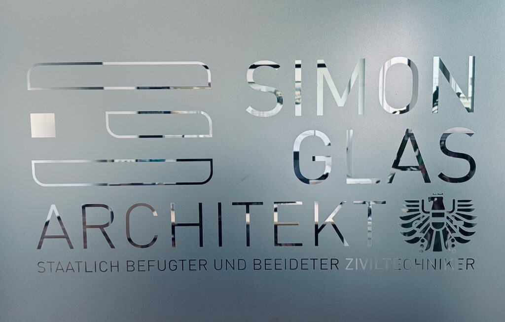 Bild eines Schildes von Architekt Dipl. Ing, Simon Glas