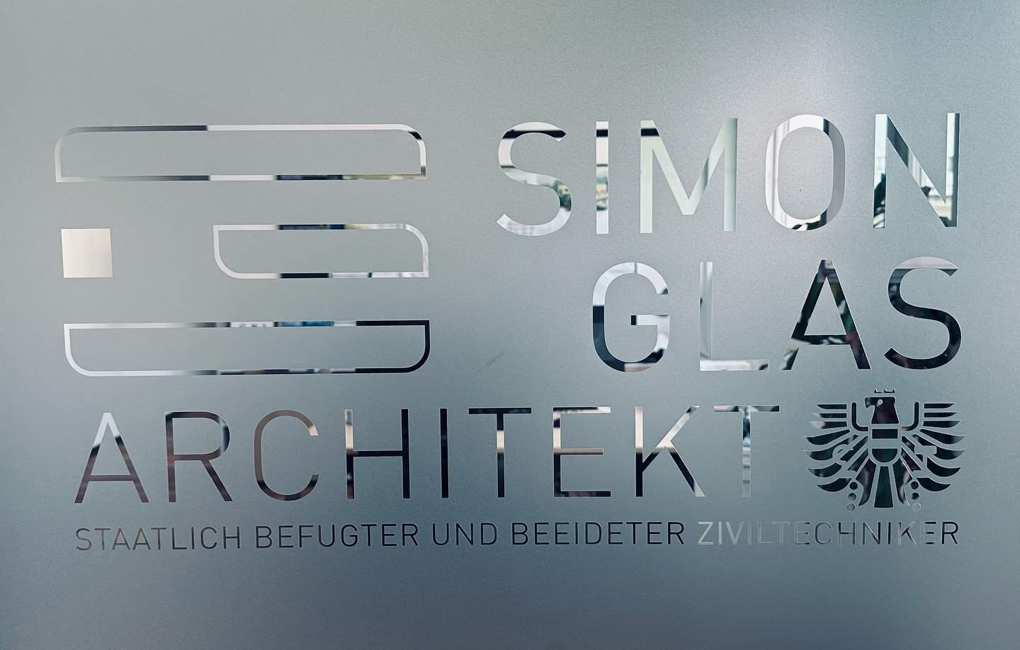 Bild eines Schildes von Architekt Dipl. Ing, Simon Glas