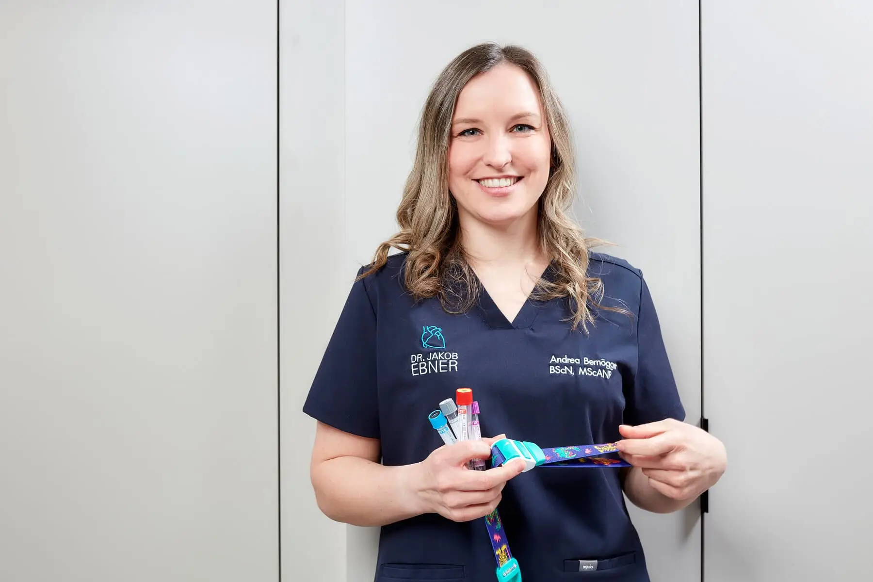 Andrea Bernögger, BScN, MScANP arbeitet hauptberuflich als Gesundheits- und Krankenpflegerin