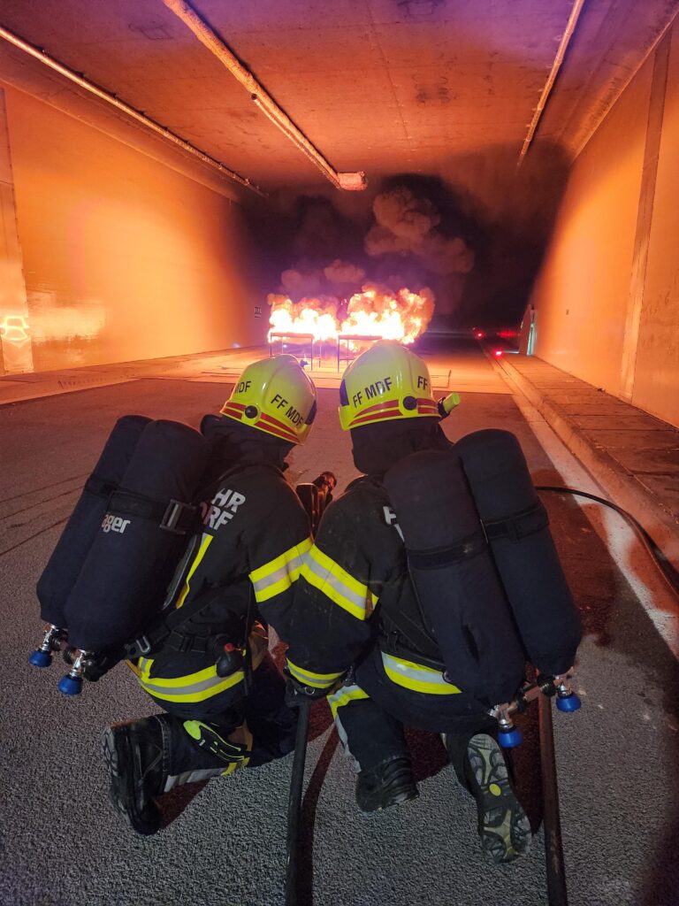 Feuerwehrleute mit Atemschutzausrüstung